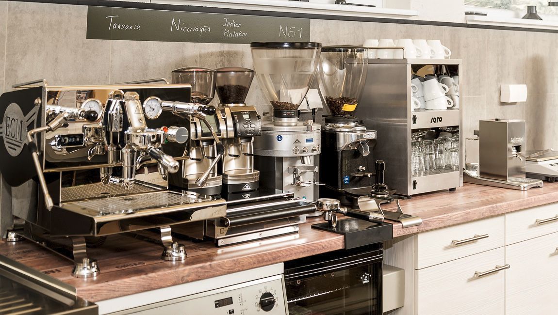 El-Studio-Kaffeerösterei Maschinenübersicht mit Kaffeemühlen und Tassenwärmer