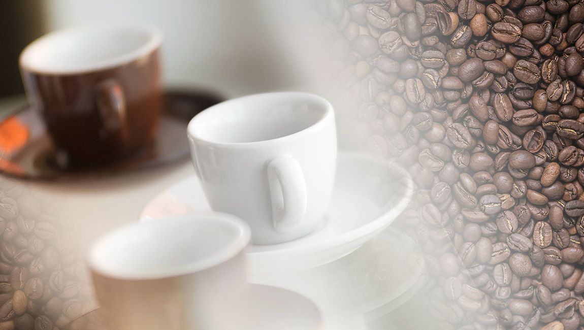 El-Studio-Kaffeerösterei Imagfoto mit Kaffeetassen und Bohnen